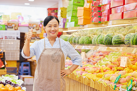 中年水果店店员点赞手势图片