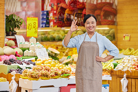 中年水果店店员ok手势形象图片