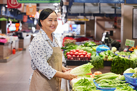 中老年菜农菜场检查蔬菜品质背景图片