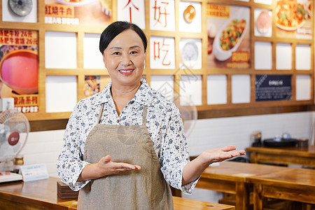 面馆中年女服务员形象图片