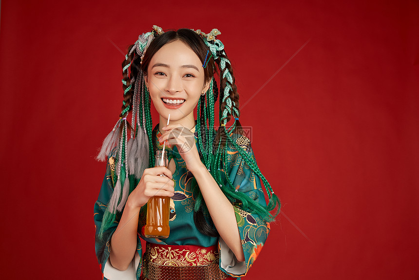 手持橙子汽水酷飒国风美女图片