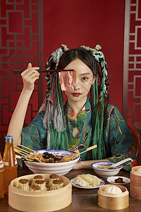 筷子夹牛肉的国潮美女图片