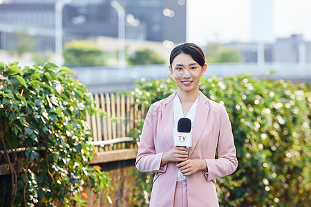 青年女记者户外采访形象图片