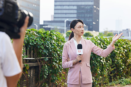 接受录制的青年女性户外新闻记者高清图片