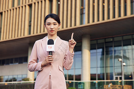 户外新闻女记者采访介绍形象图片