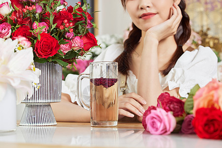 花店美女喝鲜花茶特写图片