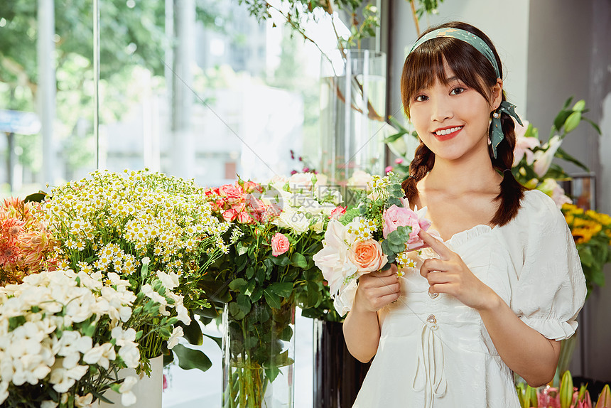 鲜花店美女服务员鲜花推荐图片