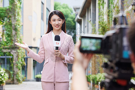 可爱美女记者年轻女记者户外录制背景