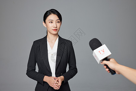 青年女性记者接受采访背景图片