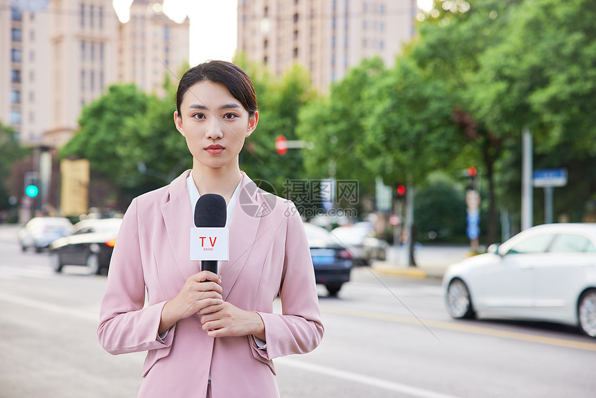 女新闻记者户外直播路况图片