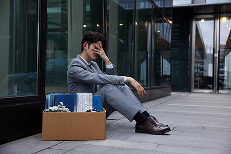 失业沮丧的职场商务男性图片