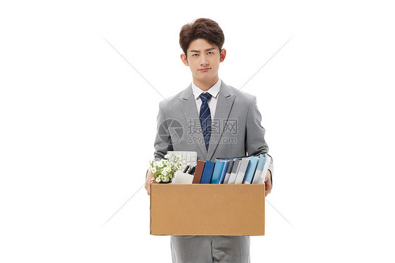 商务男性被开除抱着办公用品纸箱图片