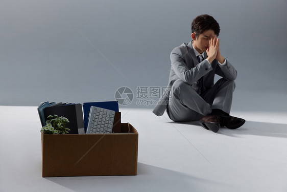 失业沮丧的职场商务男性图片