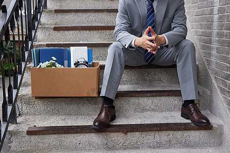 职场商务男性失业坐在地上图片