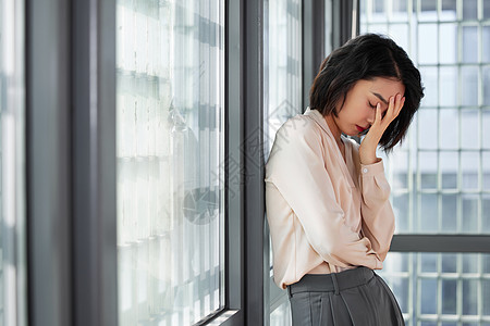 心情低落悲伤的职场女性背景图片