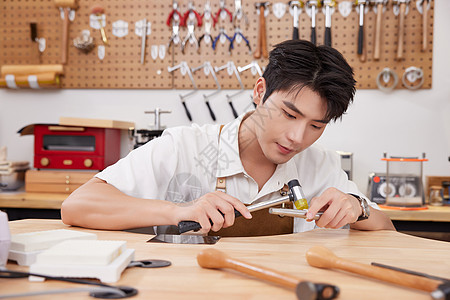 饰品店男性手工制作指环戒指图片