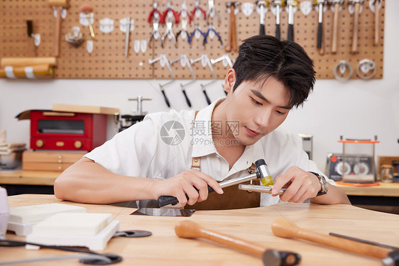 饰品店男性手工制作指环戒指图片