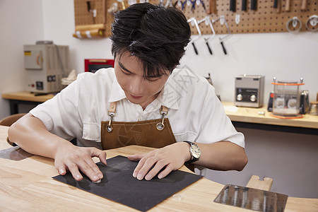 饰品店男性手工制作指环戒指图片