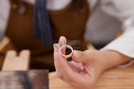 手工定制指环戒指饰品特写图片