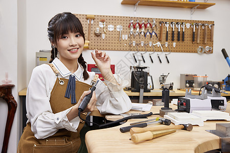 美女银饰素材饰品店美女手工定制戒指背景