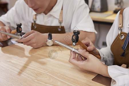 情侣饰品情侣体验饰品店定制指环戒指特写背景