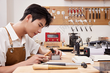 饰品店男性手工制作指环戒指图片