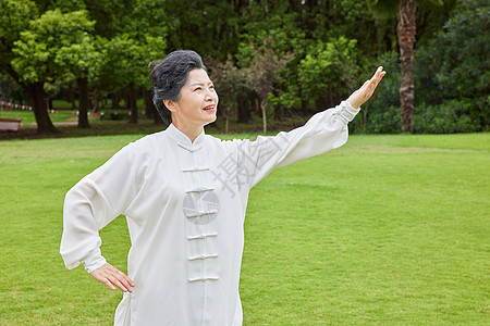 老年运动在公园打太极的老年女性背景