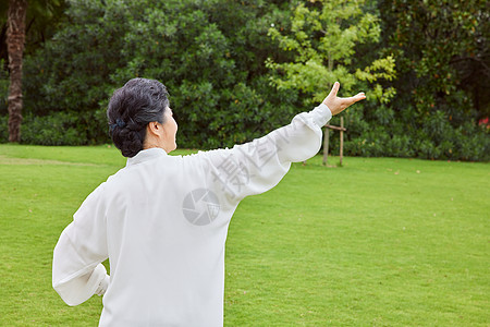 老人锻炼公园晨练打太极的老奶奶背景