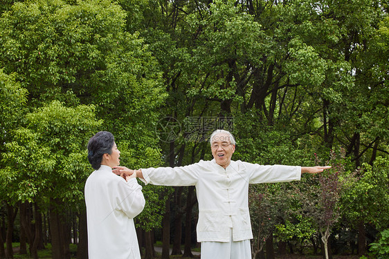 老奶奶教爷爷打太极图片