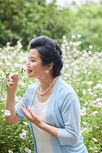 公园闻花香的老奶奶图片