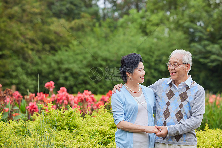 恩爱老年金婚夫妻在公园形象图片