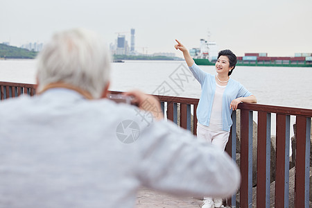 爷爷给奶奶拍旅游照高清图片