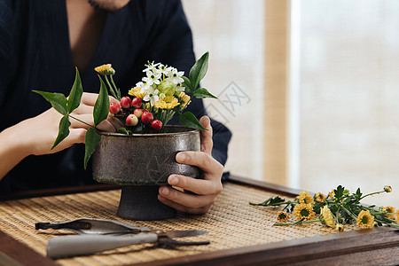 物件日系男性手拿花枝插花特写背景