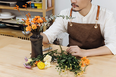 男性花艺师插花特写高清图片