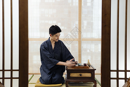 日式茶道茶艺师端坐使用茶具图片