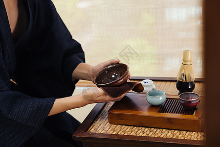 茶艺师使用茶巾擦拭茶碗细节图片