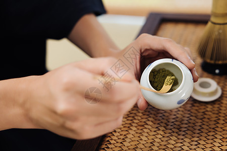 使用前后茶艺师使用茶勺取抹茶粉特写背景