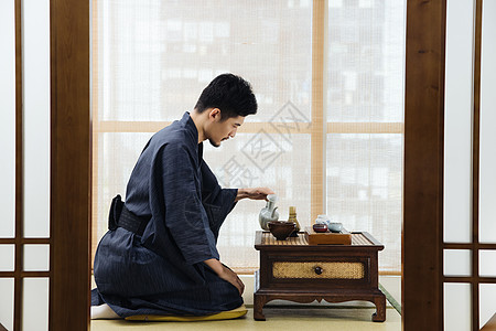 日系男性沏茶图片