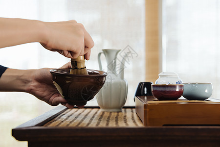 日式茶道茶艺师使用茶筅筛茶特写图片