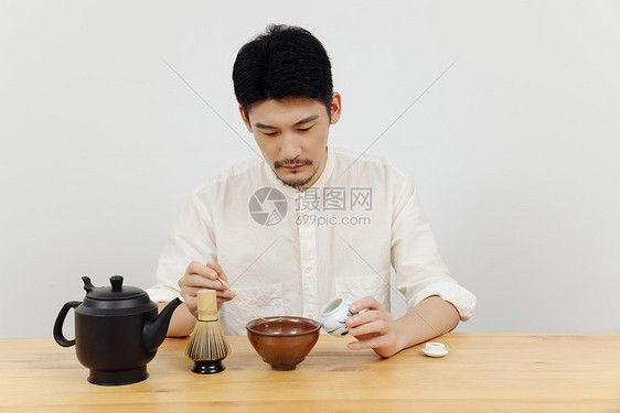 茶艺师使用茶勺取抹茶粉图片