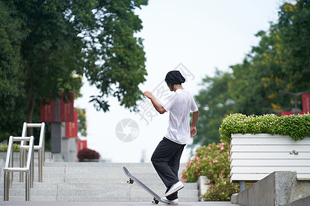 极限运动青年男性户外玩滑板背景