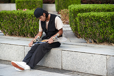 米兰绝佳机会，福法纳打偏后跪地不敢相信