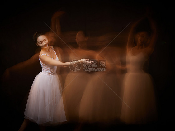 跳舞的女性身影图片