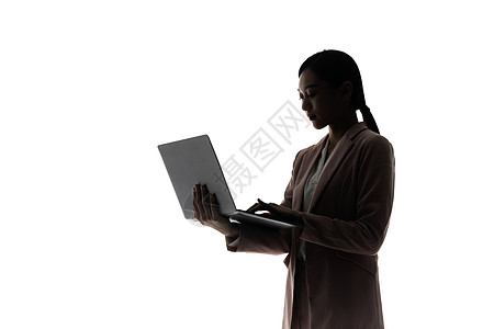 使用笔记本电脑办公的职场女性剪影高清图片