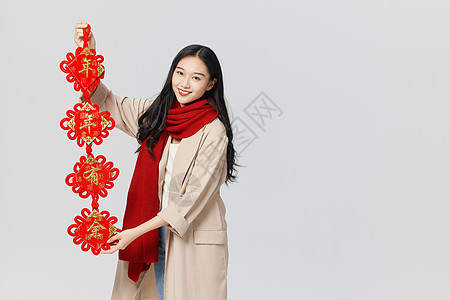 喜庆春节女性手拿新年挂饰图片