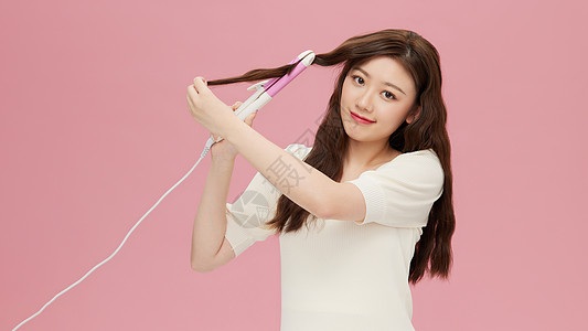 韩系美女使用卷发棒做造型图片