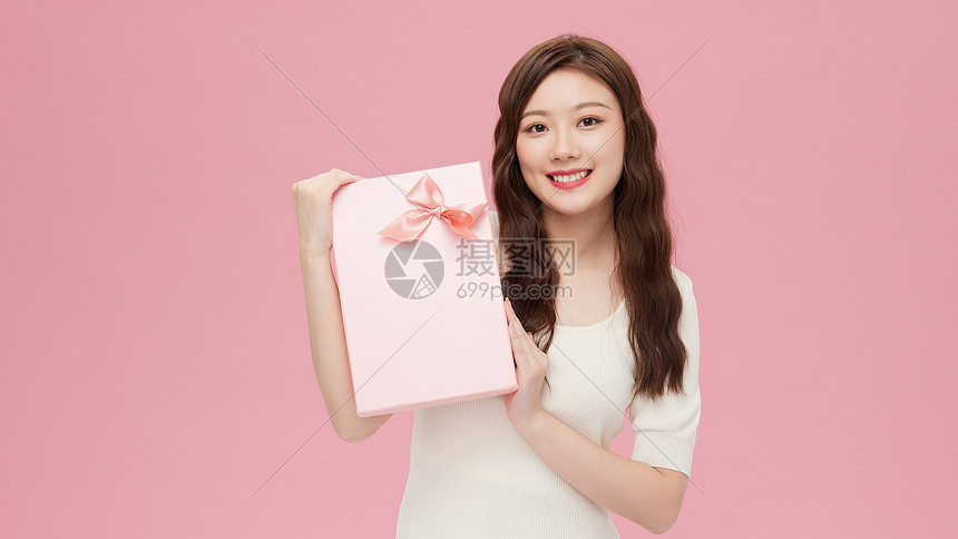青年女性手拿礼物盒图片