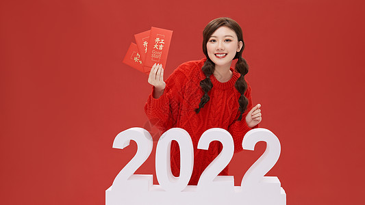 献礼赢新春活力女性手拿红包迎接2022年背景