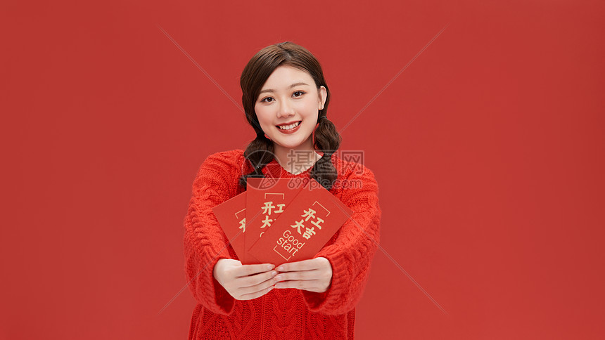 青年女性过年收红包图片