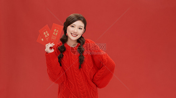 手拿新年红包的青年女性图片